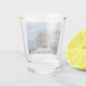 要塞の壁、岩の多い海岸、クロアチアの海 ショットグラス (裏面)