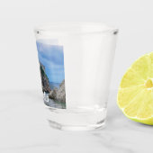 要塞の壁、岩の多い海岸、クロアチアの海 ショットグラス (右)