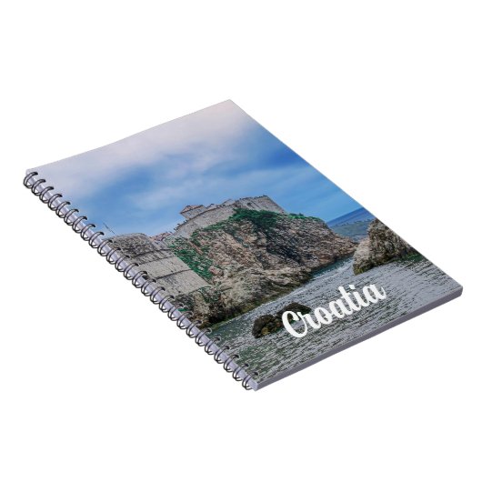 要塞の壁、岩の多い海岸、クロアチアの海 ノートブック (右側)