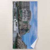 要塞の壁、岩の多い海岸、クロアチアの海 ビーチタオル (正面)