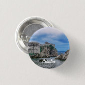 要塞の壁、岩の多い海岸、クロアチアの海 缶バッジ (正面&裏面)