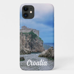 要塞の壁、岩の多い海岸、クロアチアの海 iPhone 11 ケース