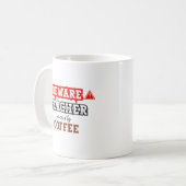 要注意: コーヒーで動く先生 | おもしろい先生デザイン コーヒーマグカップ (正面左)