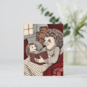 覆いの中のハリネズミ読は～に本を置く ポストカード (スタンド正面)