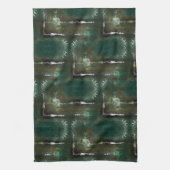 覆われたパイプで特徴づけられる錆びた緑がかった花 キッチンタオル (縦)