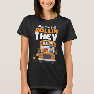 見かけるところをロール中 待っているバスの運転手 冗談Tシャツ Tシャツ