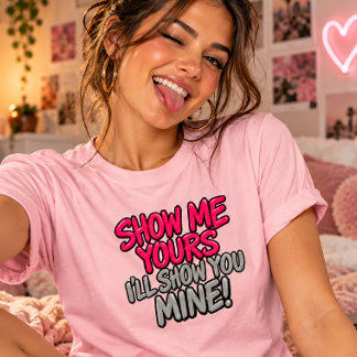 見せて、私のも見せるよ ユーモアたっぷりの挑発的なデザイン Tシャツ
