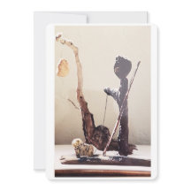 見つけられた項目流木および石の彫刻