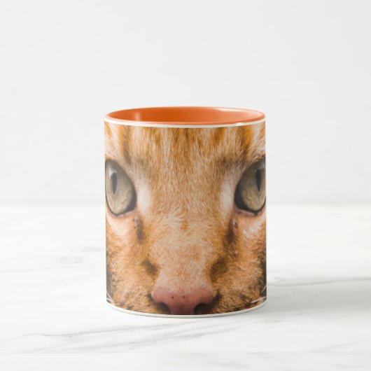 見つめる猫のマグカップ マグカップ (中央)