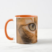 見つめる猫のマグカップ マグカップ (左)