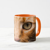 見つめる猫のマグカップ マグカップ (正面右)