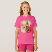 見ているかわいいショウガ猫の子ネコ写真-ピンク Tシャツ (正面フル)