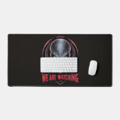 見ている白熱［赤熱］光を放つ緑色の目のエイリアン デスクマット (キーボード&マウス)