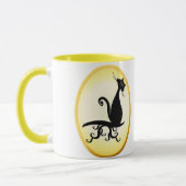 見ている黒い子猫楕円形のマグ マグカップ (左)