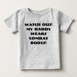 見て下さい!  私のお父さんは戦闘用ブーツを身に着けています! ベビーTシャツ