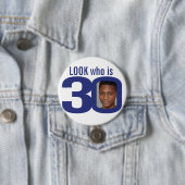 見て誰が30写真ネイビーブルー白30歳の誕生日 缶バッジ (インサイチュ)