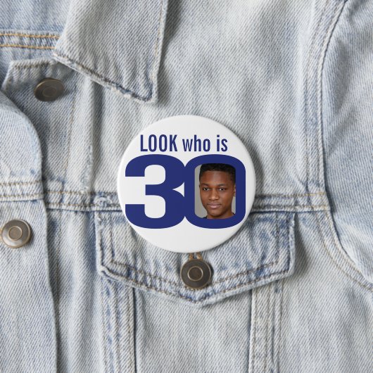 見て誰が30写真ネイビーブルー白30歳の誕生日 缶バッジ (インサイチュ)
