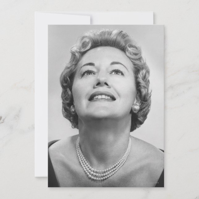 見上げる女性 (正面)