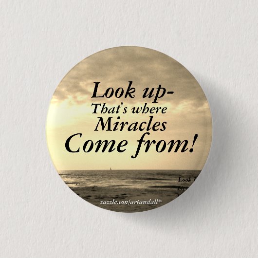 見上げる 缶バッジ (正面)