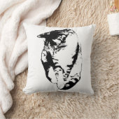 見下ろすタビー猫モノクロ枕 クッション (ブランケット)