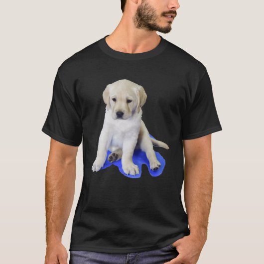 見下ろすラブラドール子犬 Tシャツ (正面)