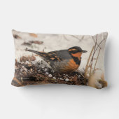 見事な雪の中のツグミ科の鳥の美しい歌声 ランバークッション (裏面)