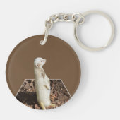 見張りの任務を負っている白いメルカット キーホルダー (裏面)