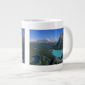 見渡すターコイズ色の湖 ジャンボコーヒーマグカップ (正面右)