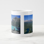 見渡すターコイズ色の湖 ジャンボコーヒーマグカップ (正面)