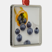 規定のボトルをからこぼすブルーベリー メタルオーナメント (右)