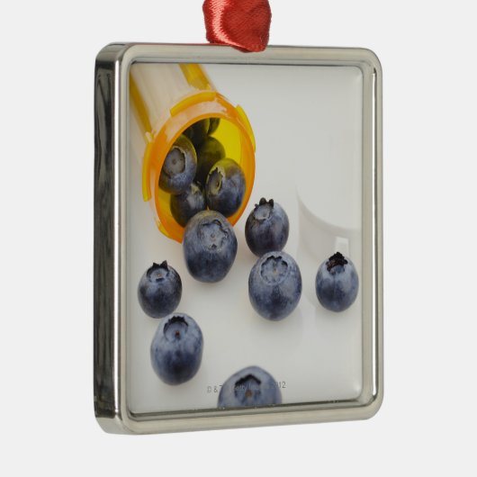 規定のボトルをからこぼすブルーベリー メタルオーナメント (右)