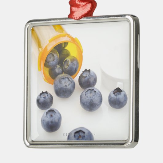 規定のボトルをからこぼすブルーベリー メタルオーナメント (左)