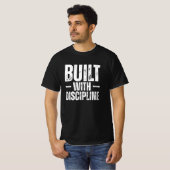 規律ある鍛錬で築く ジムモチベーションボールドテキストTシャツ Tシャツ (正面フル)