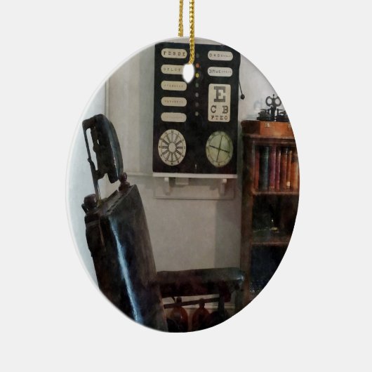 視力検査表が付いている眼科医のオフィス セラミックオーナメント (右)