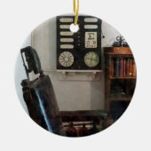 視力検査表が付いている眼科医のオフィス セラミックオーナメント (正面)