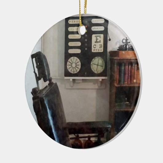 視力検査表が付いている眼科医のオフィス セラミックオーナメント (左)