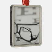 視力検査表の接眼レンズの撃たれるスタジオ メタルオーナメント (右)
