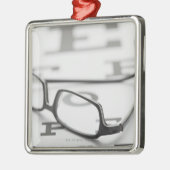 視力検査表の接眼レンズの撃たれるスタジオ メタルオーナメント (左)