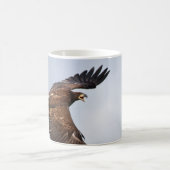 親に怒鳴食べ物を与える禿鷲 コーヒーマグカップ (中央)