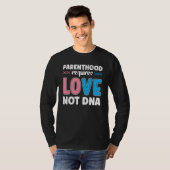 親は愛ではなくDnaの家族の養子縁組を必要とする Tシャツ (正面フル)