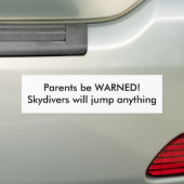 親は警告されます! Skydiversは何でも跳びます バンパーステッカー (車上)
