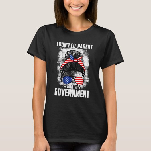 親を政府の子育て母親と一緒にするな Tシャツ (正面)