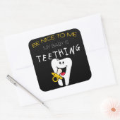 親ユーモア:私に優しくすること私のベビーは歯ごたえがある スクエアシール (封筒)