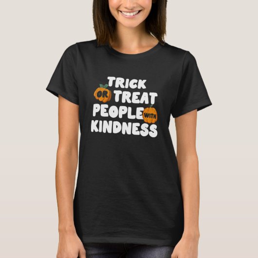 親切なハロウィンで人を騙すか扱う Tシャツ (正面)