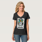 親切な漂白Messy Bun自閉症の認識ママGi Tシャツ (正面フル)