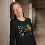 親切になれる自閉症の意識 Tシャツ<br><div class="desc">パズルカラフルは親切心を唱えるタイポグラフィと手を取る。このデザインは色を塗って作り、おもしろい鮮やかを作る。そのことわざは、「何でもできる世界で、優しくしなさい」という力強いメッセージを伝える。世素晴らし界を見せるため気にに</div>