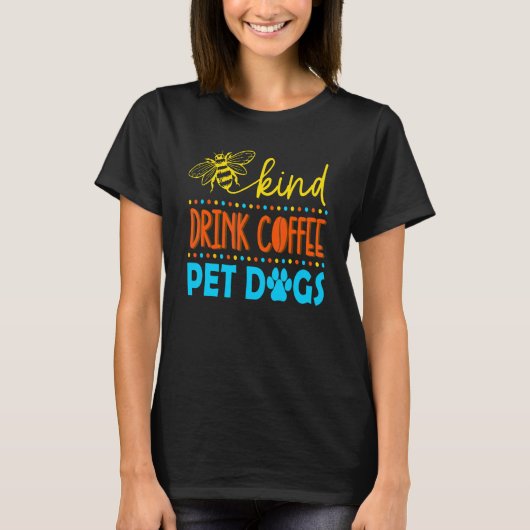親切にコーヒーを飲むペット犬の動物救出 Tシャツ (正面)