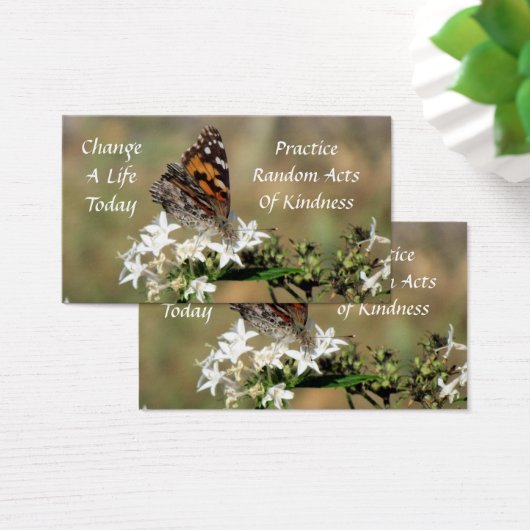 親切色彩の鮮やかカードの女性の無作為な行為 (デスク)