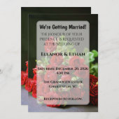 親密なクローズアップの赤いバラの手持ちエンゲージメント 招待状 (正面/裏面)