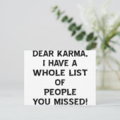 親愛なるカルマ、私にはあなたへの人々のリストがたくさんある ポストカード (スタンド正面)